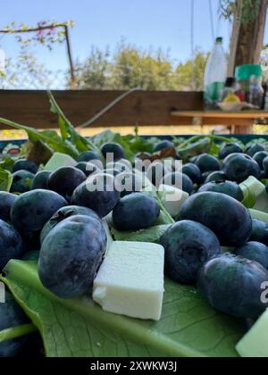 Insalata estiva con verdure, formaggio, senape francese e mirtilli. Primo piano. Foto Stock