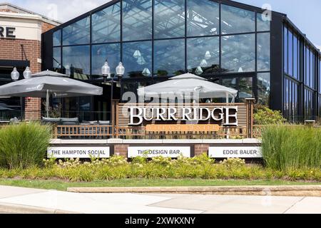 Il centro di Burr Ridge si trova all'interno del Village Center e comprende negozi, ristoranti e il Village Green per divertirsi e sedersi. Foto Stock