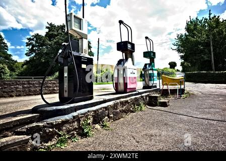 Tre pompe di benzina vecchio stile, Usk, Galles del Sud. Foto Stock