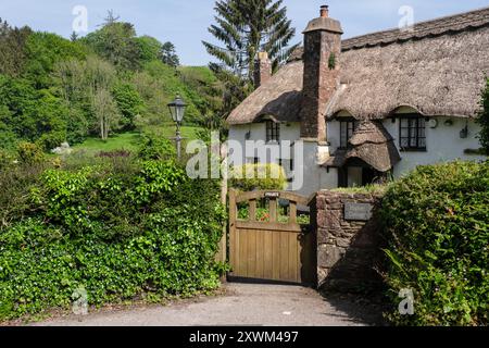 Un cottage con tetto di paglia nel villaggio di Cockington, Torquay, Devon Foto Stock