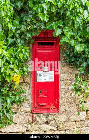 La cassetta delle lettere vittoriana VR entra in un muro di pietra a secco nel villaggio Cotswold di Middle Duntisbourne, Gloucestershire, Inghilterra Regno Unito Foto Stock