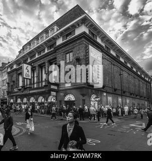 Un'immagine in bianco e nero di una trafficata Old Compton Street a Soho fuori dal Prince Edward Theatre di una lunga coda per il MJ The Musical di Londra. Foto Stock