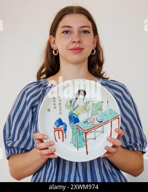 Londra, Regno Unito. 20 agosto 2024. A Famille verte Lady at Her toilette Dish HK $300.000-400.000 The Marsh Collection: Art for the Literati (III) . L'asta si terrà a Bonhams Hong Kong il 29 novembre 2024. La Marsh Collection è stata messa insieme in un periodo di 40 anni da Sam Marsh e sua moglie Marion che hanno iniziato a collezionare quando si sono trasferiti a Hong Kong nel 1970. La parte III di questa eccezionale collezione comprende 22 pezzi rari di porcellana e opere d'arte Credit: Mark Thomas/Alamy Live News Foto Stock