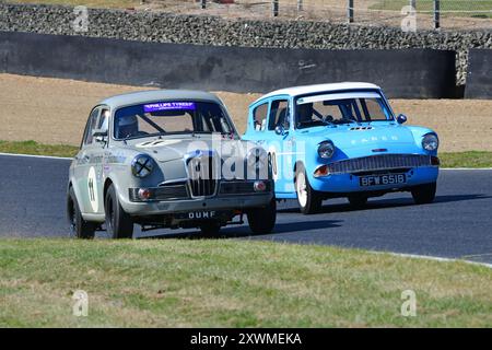 Ding Boston, OUMF Riley One Point Five, Geoff Cook, Ford Anglia, Festival Italia, HRDC Jack Sears Trophy for 1958-1966 Touring Cars, con period corre Foto Stock