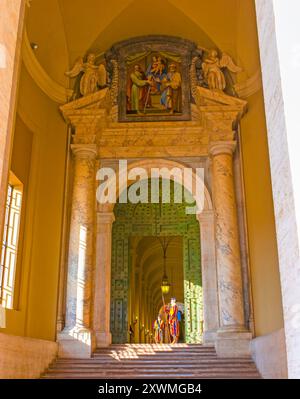 CITTÀ DEL VATICANO - 13 GENNAIO 2019: I Guardiani svizzeri in uniforme unica all'ingresso laterale della Basilica di San Pietro, il 13 gennaio in Vaticano C. Foto Stock