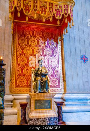 CITTÀ DEL VATICANO - 13 GENNAIO 2019: La statua in bronzo di San Pietro che regge le chiavi del cielo, di Arnolfo di cambio nella Basilica di San Pietro, il mese di gennaio Foto Stock