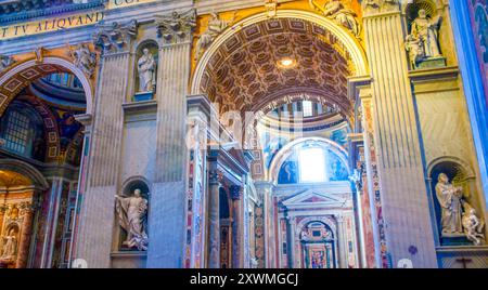 CITTÀ DEL VATICANO - 13 GENNAIO 2019: Straordinario interno della basilica di San Pietro, con la sua ampia navata, impressionanti sculture e intonaci geometrici Foto Stock