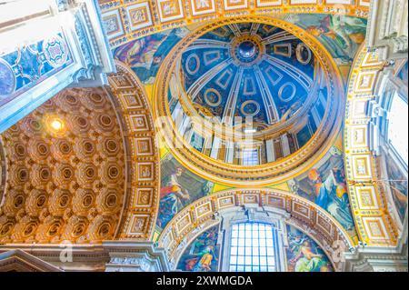 CITTÀ DEL VATICANO - 13 GENNAIO 2019: La cupola della Cappella Clementina decorata con grandi mosaici e grandi intonaci, la Basilica di San Pietro Foto Stock