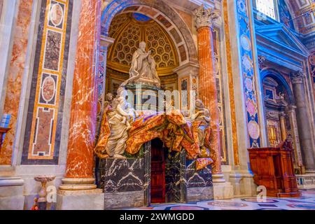 CITTÀ DEL VATICANO - 13 GENNAIO 2019: La grande tomba barocca di Alessandro VII realizzata da Gian Lorenzo Bernini Basilica di San Pietro, il 13 gennaio in Vaticano Foto Stock