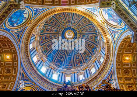 CITTÀ DEL VATICANO - 13 GENNAIO 2019: L'enorme Cupola, l'elemento più significativo della Basilica di San Pietro, il 13 gennaio nella città del Vaticano Foto Stock