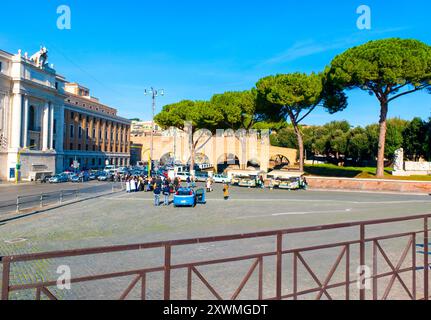 ROMA, ITALIA - 13 GENNAIO 2019: Piazza Pia, una delle piazze centrali della vecchia Roma, è sempre affollata di folle e fiancheggiata da bancarelle di souvenir, ON Foto Stock