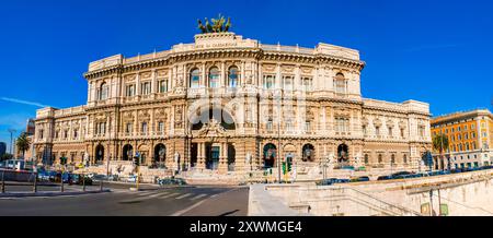 ROMA, ITALIA - 13 GENNAIO 2019: Panorama della facciata della Corte Suprema di Cassazione (Palazzo di giustizia), il 13 gennaio a Roma, Italia Foto Stock