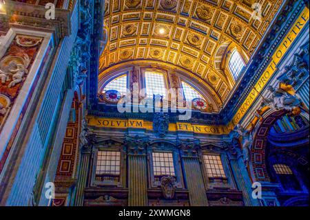 CITTÀ DEL VATICANO - 13 GENNAIO 2019: Straordinario interno della basilica di San Pietro, con la sua ampia navata, impressionanti sculture e intonaci geometrici Foto Stock