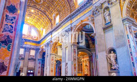 CITTÀ DEL VATICANO - 13 GENNAIO 2019: Straordinario interno della basilica di San Pietro, con la sua ampia navata, impressionanti sculture e intonaci geometrici Foto Stock