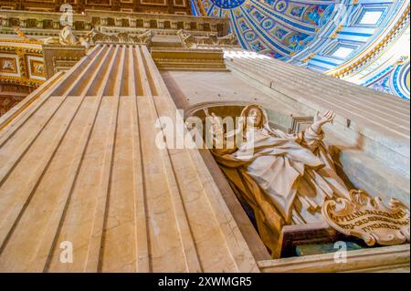 CITTÀ DEL VATICANO - 13 GENNAIO 2019: La statua di Santa Giuliana Falconieri nella nicchia del transetto sinistro della Basilica di San Pietro, il 13 gennaio in Vaticano Foto Stock
