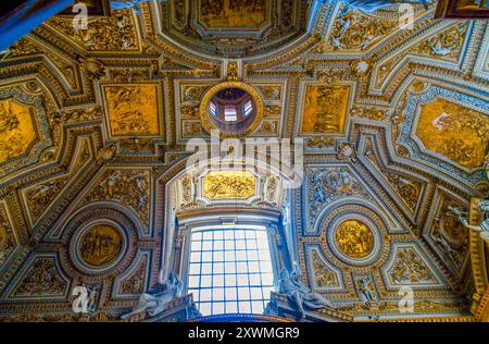 CITTÀ DEL VATICANO - 13 GENNAIO 2019: Gli eccezionali lavori in gesso sulla volta della Cappella del Coro raffiguranti le scene della Sacra Bibbia, la Basilica di San Pietro, Foto Stock