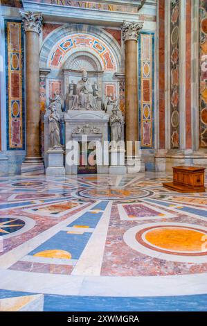 CITTÀ DEL VATICANO - 13 GENNAIO 2019: Il Monumento marmoreo di Pio VII situato nella Cappella Clementina, in un contesto di grande decorazione marmorea, San Pietro B Foto Stock