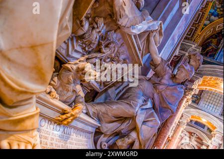 CITTÀ DEL VATICANO - 13 GENNAIO 2019: L'elemento del Monumento a Gregorio XIII raffigurante il drago di pietra sotto il sarcofago, la Basilica di San Pietro, Foto Stock