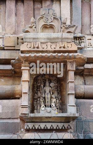 Il pannello di Lord Vishnu sul muro del tempio Matangesvara di Khajuraho, Madhya Pradesh, India, custodisce una delle più grandi Shiva-lingas dell'India settentrionale. TH Foto Stock