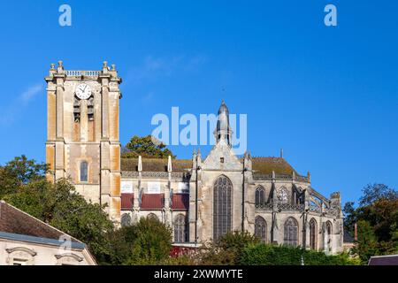 La chiesa di Saint-Jean-Baptiste è una chiesa parrocchiale cattolica situata a Chaumont-en-Vexin, in Francia. Foto Stock