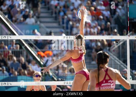 Parigi, Frankreich. 5 agosto 2024. MUELLER Svenja, TILLMANN Cinja (Deutschland) vs GRAUDINA Tina, SAMOILOVA Anastasija (Lettland), im Bild GRAUDINA Tina, fra, Olympische Spiele Paris 2024, Beachvolley, Frauen Achtelfinale, 05.08.2024 foto: Eibner-Pressefoto/Michael Memmler credito: dpa/Alamy Live News Foto Stock