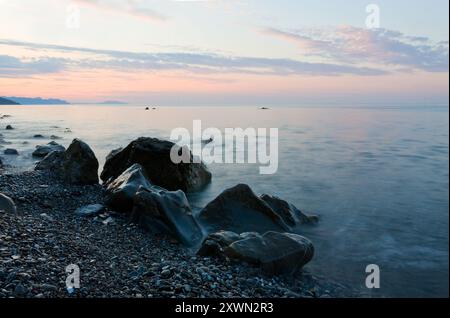 Paesaggio mattutino con pietre bagnate sulla riva del mare in Crimea Foto Stock