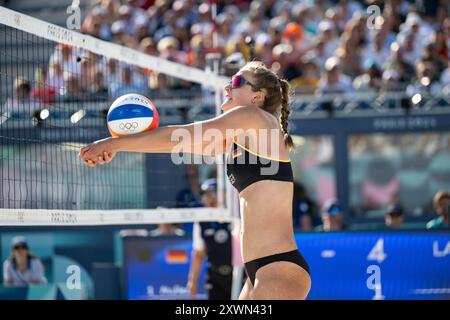 MUELLER Svenja, TILLMANN Cinja (Deutschland) vs GRAUDINA Tina, SAMOILOVA Anastasija (Lettland), im Bild MUELLER Svenja, fra, Olympische Spiele Paris 2024, Beachvolley, Frauen Achtelfinale, 05.08.2024 foto: Eibner-Pressefoto/Michael Memmler Foto Stock