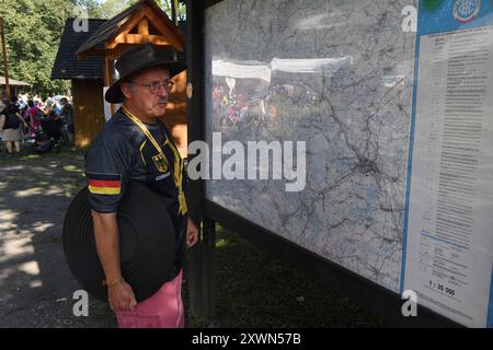 Zlate Hory, Repubblica Ceca. 20 agosto 2024. Concorrente dalla Germania guarda una mappa di Jesenicko ai Campionati mondiali di Goldpanning al museo minerario Valley of Lost Adits, a Zlate Hory, Repubblica Ceca, 28 agosto 2024. Al campionato partecipano cinquecento concorrenti provenienti da 21 paesi dei cinque continenti. Il Campionato del mondo è tornato qui dopo 14 anni. L'evento termina il 24 agosto. Credito: /CTK Photo/Alamy Live News Foto Stock