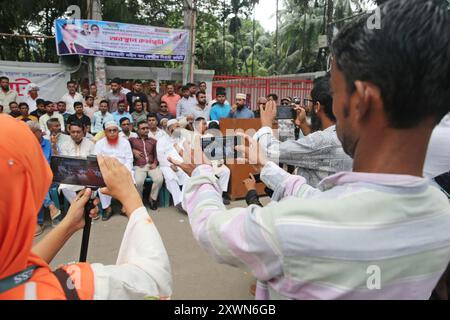 I bengalesi coprono gli incidenti utilizzando dispositivi mobili per le strade di Dacca, Bangladesh, il 20 agosto 2024. Il giornalismo mobile è sempre più diffuso Foto Stock