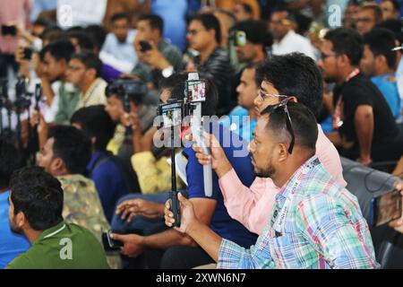 I bengalesi coprono gli incidenti utilizzando dispositivi mobili per le strade di Dacca, Bangladesh, il 20 agosto 2024. Il giornalismo mobile è sempre più diffuso Foto Stock