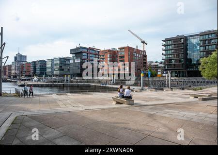 Amburgo, Germania, 18 luglio 2024 - The Magellan Terrassen, una zona ricreativa contemporanea a HafenCity Foto Stock