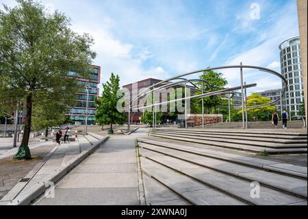 Amburgo, Germania, 18 luglio 2024 - The Magellan Terrassen, una zona ricreativa contemporanea a HafenCity Foto Stock