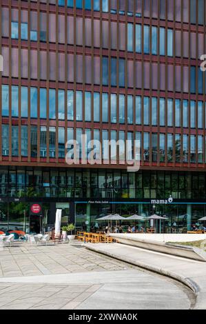 Amburgo, Germania, 18 luglio 2024 - edificio moderno per uffici con piazza e terrazza ristorante a HafenCity Foto Stock