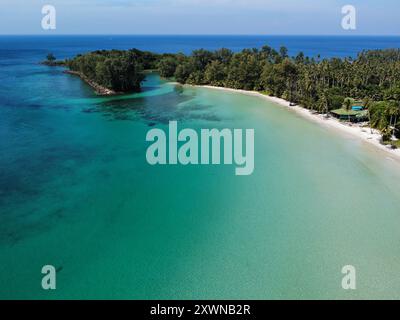 Vista delle diverse sfumature di blu dell'acqua a Koh Kood, un'isola tropicale nella parte orientale della Thailandia Foto Stock