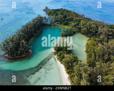 Vista aerea di una piccola penisola sulla costa di Koh Kood Foto Stock