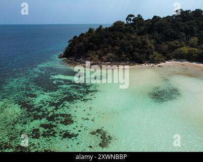 Vista aerea di Koh Ra Wi, le sue splendide barriere coralline e le acque turchesi Foto Stock