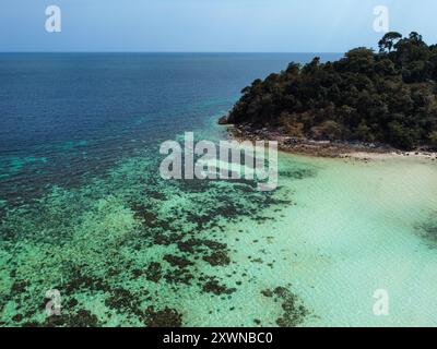 Vista aerea di Koh Ra Wi, le sue splendide barriere coralline e le acque turchesi Foto Stock