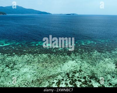 Vista aerea dalla spiaggia tropicale di Koh Ra Wi con splendide barriere coralline e le altre isole tropicali dell'arcipelago sullo sfondo Foto Stock