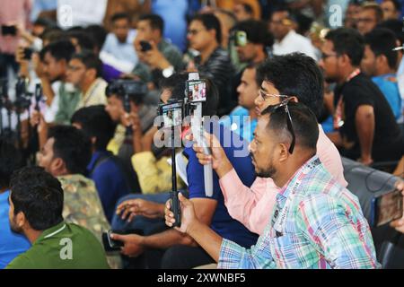 Dacca, Bangladesh. 20 agosto 2024. I bengalesi coprono gli incidenti utilizzando dispositivi mobili per le strade di Dacca, Bangladesh, il 20 agosto 2024. Il giornalismo mobile è una piattaforma sempre più popolare sia per i giornalisti tradizionali che per gli influencer per pubblicare indagini in Bangladesh. Il giornalismo online, gli YouTuber e gli influencer crescono rapidamente solo utilizzando i telefoni cellulari. Gli esperti hanno affermato che l'uso dei telefoni cellulari rappresenta il futuro del giornalismo, dove i creatori hanno più libertà oltre i confini dei media tradizionali foto di Habibur Rahman/ABACAPRESS. COM credito: Abaca Press/Alamy Live News Foto Stock