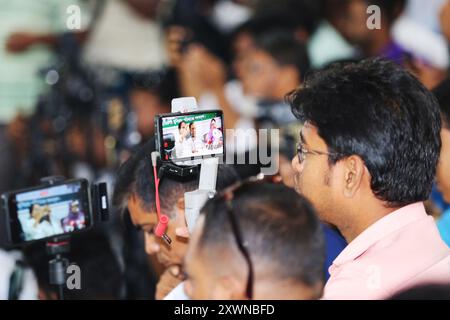 Dacca, Bangladesh. 20 agosto 2024. I bengalesi coprono gli incidenti utilizzando dispositivi mobili per le strade di Dacca, Bangladesh, il 20 agosto 2024. Il giornalismo mobile è una piattaforma sempre più popolare sia per i giornalisti tradizionali che per gli influencer per pubblicare indagini in Bangladesh. Il giornalismo online, gli YouTuber e gli influencer crescono rapidamente solo utilizzando i telefoni cellulari. Gli esperti hanno affermato che l'uso dei telefoni cellulari rappresenta il futuro del giornalismo, dove i creatori hanno più libertà oltre i confini dei media tradizionali foto di Habibur Rahman/ABACAPRESS. COM credito: Abaca Press/Alamy Live News Foto Stock