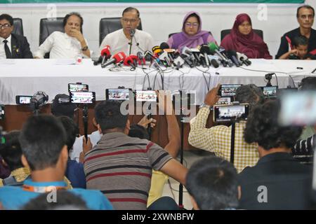 Dacca, Bangladesh. 20 agosto 2024. I bengalesi coprono gli incidenti utilizzando dispositivi mobili per le strade di Dacca, Bangladesh, il 20 agosto 2024. Il giornalismo mobile è una piattaforma sempre più popolare sia per i giornalisti tradizionali che per gli influencer per pubblicare indagini in Bangladesh. Il giornalismo online, gli YouTuber e gli influencer crescono rapidamente solo utilizzando i telefoni cellulari. Gli esperti hanno affermato che l'uso dei telefoni cellulari rappresenta il futuro del giornalismo, dove i creatori hanno più libertà oltre i confini dei media tradizionali foto di Habibur Rahman/ABACAPRESS. COM credito: Abaca Press/Alamy Live News Foto Stock