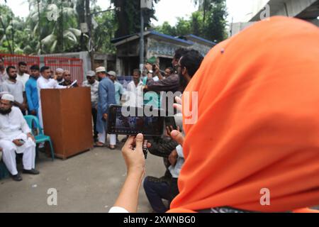 Dacca, Bangladesh. 20 agosto 2024. I bengalesi coprono gli incidenti utilizzando dispositivi mobili per le strade di Dacca, Bangladesh, il 20 agosto 2024. Il giornalismo mobile è una piattaforma sempre più popolare sia per i giornalisti tradizionali che per gli influencer per pubblicare indagini in Bangladesh. Il giornalismo online, gli YouTuber e gli influencer crescono rapidamente solo utilizzando i telefoni cellulari. Gli esperti hanno affermato che l'uso dei telefoni cellulari rappresenta il futuro del giornalismo, dove i creatori hanno più libertà oltre i confini dei media tradizionali foto di Habibur Rahman/ABACAPRESS. COM credito: Abaca Press/Alamy Live News Foto Stock