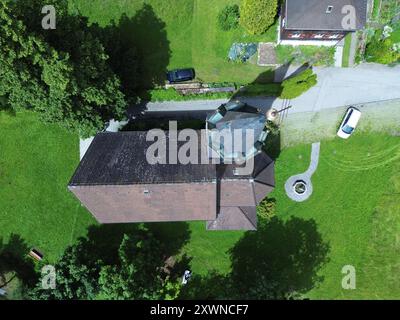 Una vista aerea di Kuratienkirche Meschach circondata da lussureggiante vegetazione. Gotzis, Austria Foto Stock