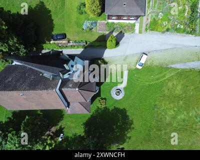 Una vista aerea di Kuratienkirche Meschach circondata da lussureggiante vegetazione. Gotzis, Austria Foto Stock