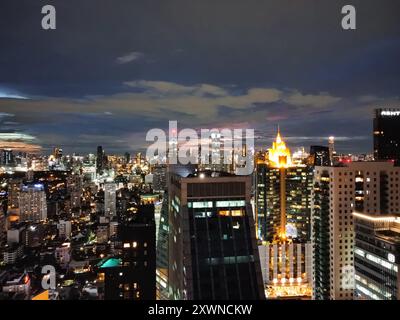 Skyline di Bangkok di notte, dopo il tramonto e prima che diventi completamente buio, vista da Asok nell'area di Sukhumvit Foto Stock