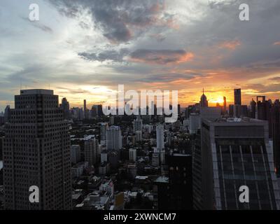 Skyline di Bangkok al tramonto in una giornata nuvolosa Foto Stock