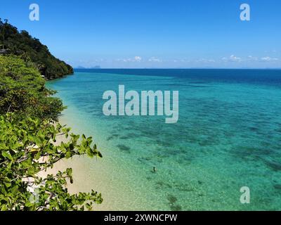 Vista aerea della spiaggia di Ko Ngai con le intense acque turchesi la mattina di una soleggiata giornata estiva Foto Stock