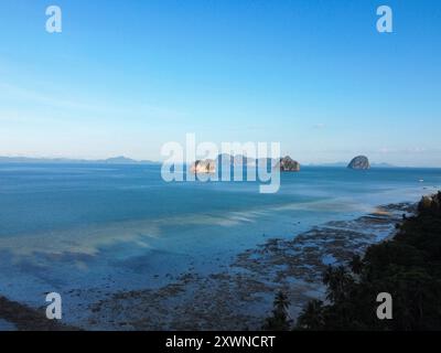 Vista aerea di Ko Ngai nel pomeriggio con la bassa marea e il riflesso del sole su Ko Maa Foto Stock