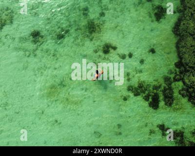 Vista aerea di un viaggiatore europeo che esplora l'isola di Koh Kradan e le barriere coralline Foto Stock