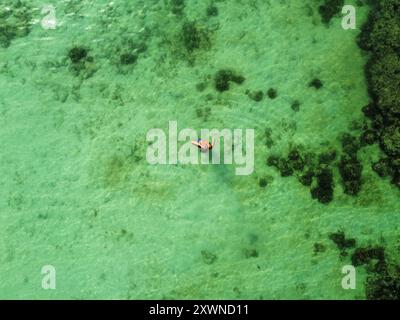 Vista aerea di un viaggiatore europeo che esplora l'isola di Koh Kradan e le barriere coralline Foto Stock